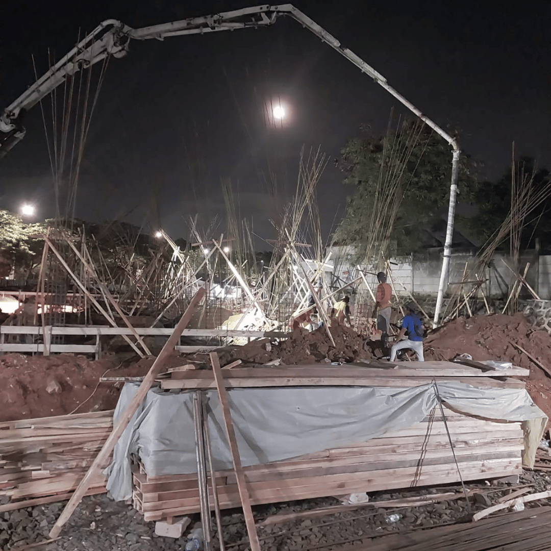 Proses Pengecoran Beton Malam Hari dengan Concrete Pump di Proyek Konstruksi