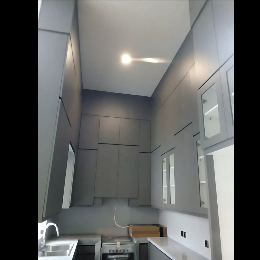 Desain Kitchen Set Minimalis Abu-Abu dengan Kabinet Atas Kaca – Dapur Fungsional Plafon Tinggi