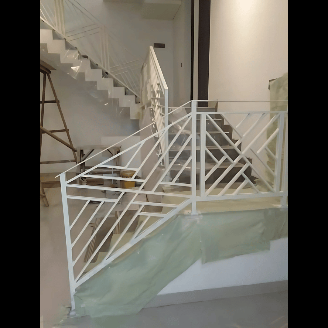 Railing Tangga Besi Minimalis Motif Geometris – Desain Pagar Tangga Modern Warna Putih