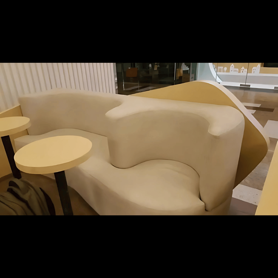 Sofa Custom Bentuk Lengkung Krem – Jasa Pembuatan Furniture Custom Komersial