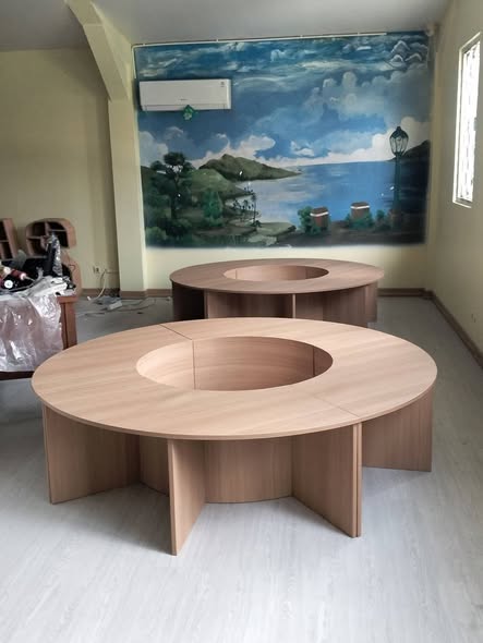 Meja Meeting Bundar Kayu Model Donut untuk Ruang Rapat Kantor Modern