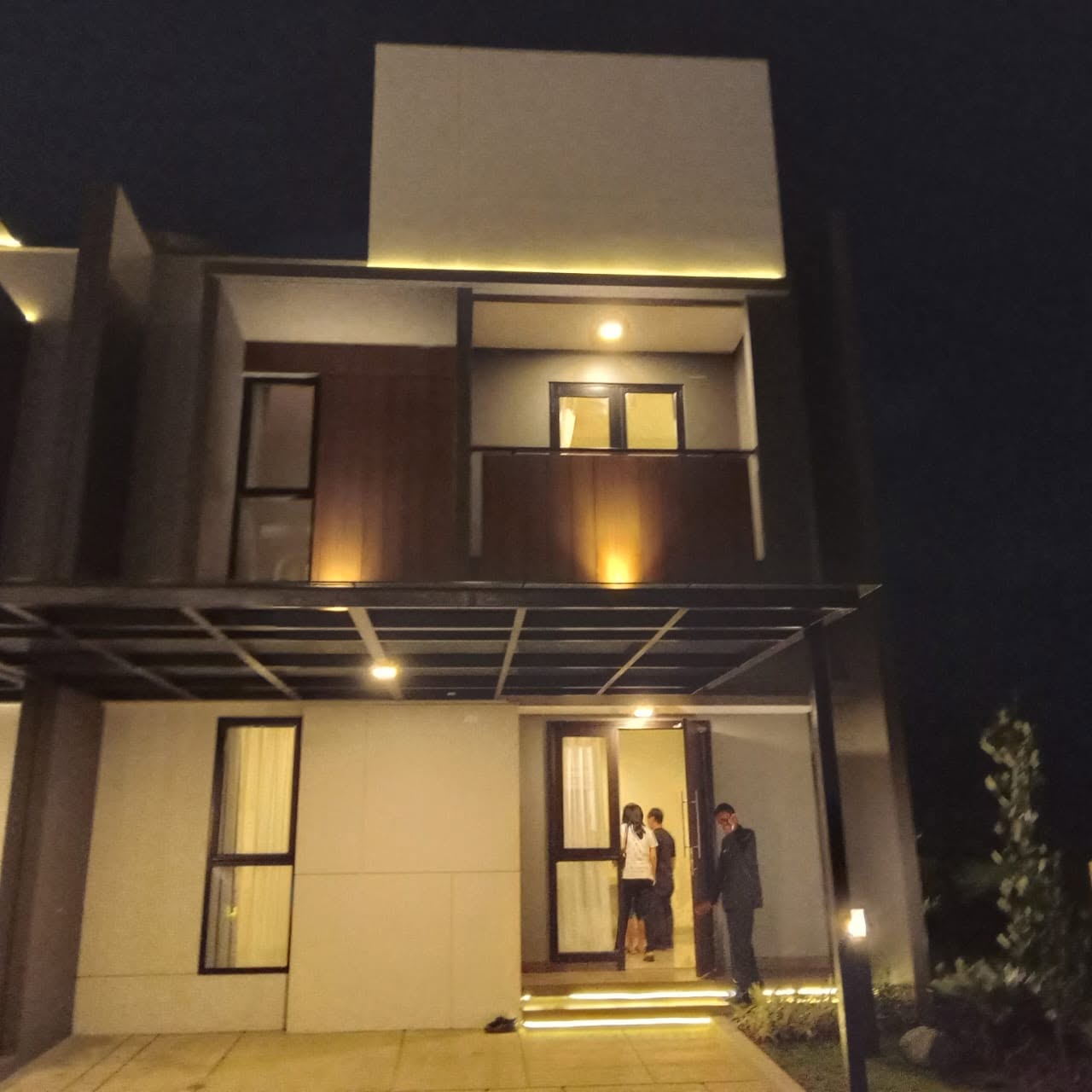 Desain Rumah Modern Minimalis 2 Lantai Tampil Elegan di Malam Hari